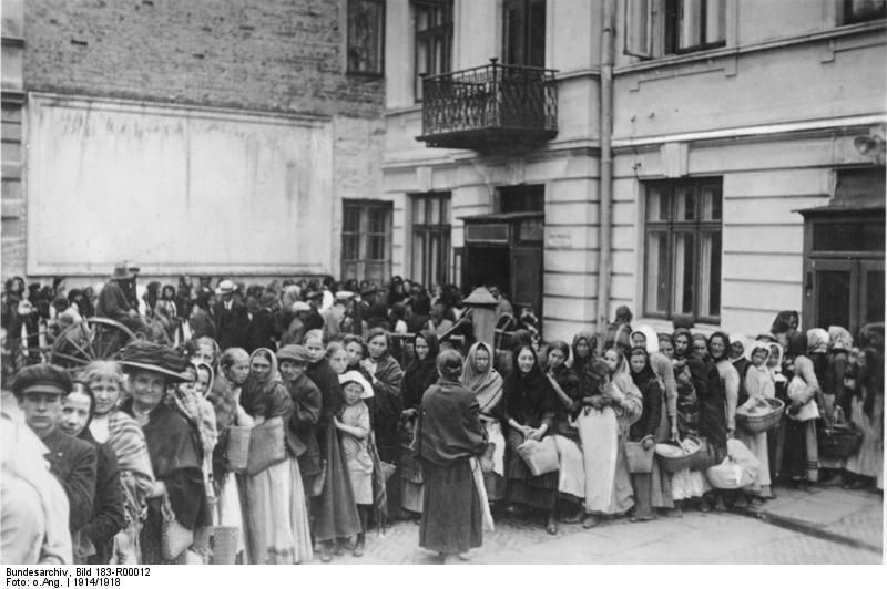 Anstehen für Brot während des Ersten Weltkriegs – vor allem Frauen und Kinder warten in der langen Schlange. Quelle: Bundesarchiv, Bild 183-R00012 / CC-BY-SA.
